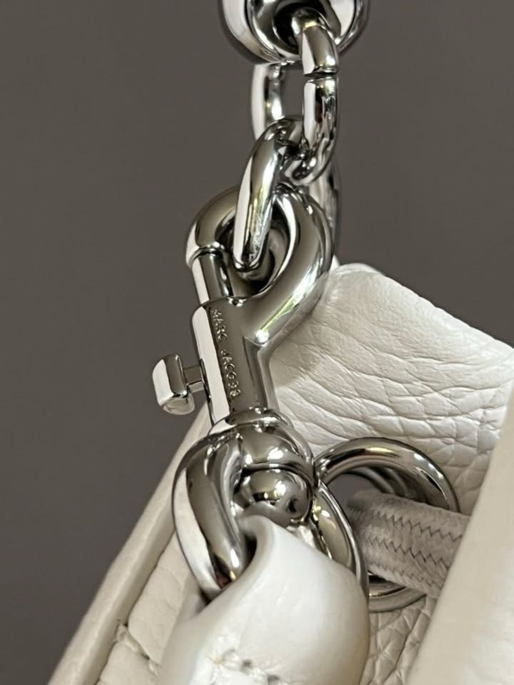 H652L01PF22 - Marc Jacobs The Leather Bucket Bag - Picture 5 of 16